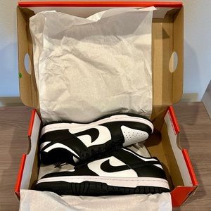 NWT Nike Dunk Low Panda 🐼 Women’s Size 6